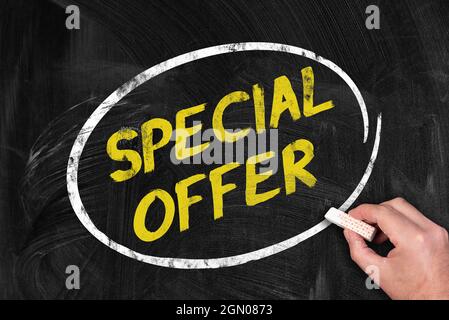 OFFERTA SPECIALE scritta su lavagna, business concept Foto Stock