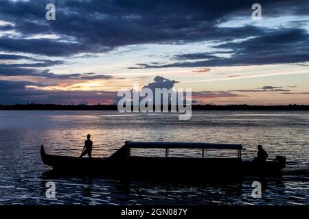 Traghetto che attraversa il fiume Maroni (Marowijne) (per il Suriname) a St Laurent du Maroni, Guyana Francese. Foto Stock
