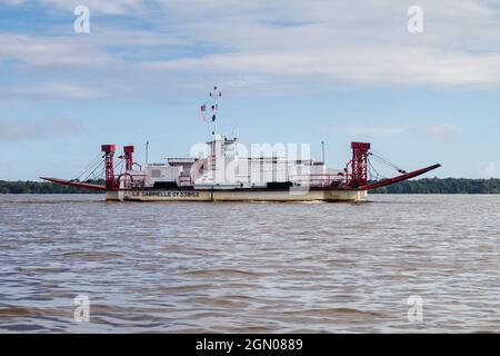 ST LAURENT DU MARONI, GUYANA FRANCESE - 4 AGOSTO 2015: Traghetto la Grabrielle che attraversa il fiume Maroni (Marowijne) (per Suriname) a St Laurent du Maroni, Fre Foto Stock