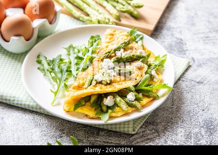 Gourmet gustoso Omelet all'uovo con asparagi e formaggio morbido. Asparagi. Asparagi freschi con uova. Foto Stock