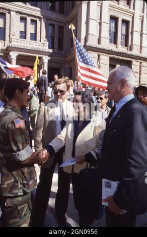 Austin Texas USA, circa 1991: L'ex First Lady Bird Johnson e l'ex Gen. William Westmoreland fuori dal Campidoglio del Texas il giorno dei Veterani. ©Bob Daemmrich Foto Stock