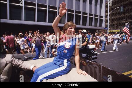 Dallas Texas USA, 1984: Medaglia d'oro olimpica la ginnastica Mary Lou Retton ondeggia alla folla mentre si siede sul retro di un convertibile durante una sfilata a Dallas onorando lei e altri Texas Olympians. ©Bob Daemmrich Foto Stock