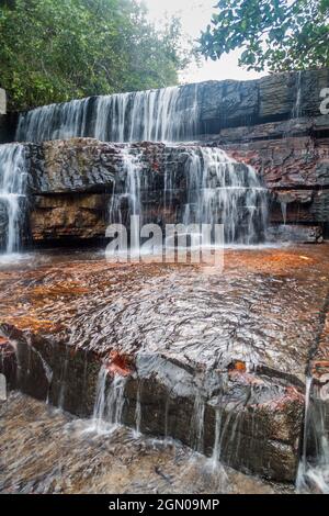 Qubrada de Jaspe (Jasper Creek) è il fiume e una serie di cascate nel Parco Nazionale Canaima, Venezuela. L'acqua scorre su una roccia di jasper. Foto Stock