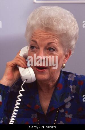 Austin Texas USA, circa 1994: Il governatore del Texas ANN RICHARDS parla di un ricevitore telefonico fisso. ©Bob Daemmrich Foto Stock