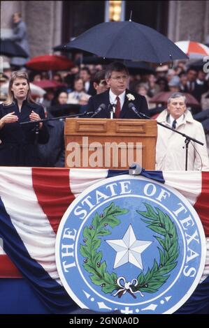 Austin Texas USA, 18 gennaio 1983: Il Governatore democratico del Texas MARK WHITE parla durante la sua cerimonia di inaugurazione al Campidoglio in una giornata invernale piovosa. ©Bob Daemmrich Foto Stock