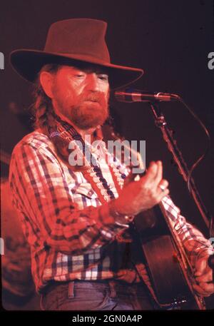 Austin Texas USA, il leggendario musicista texano WILLIE NELSON che si esibisce ad Austin all'inizio degli anni '80. ©Bob Daemmrich Foto Stock