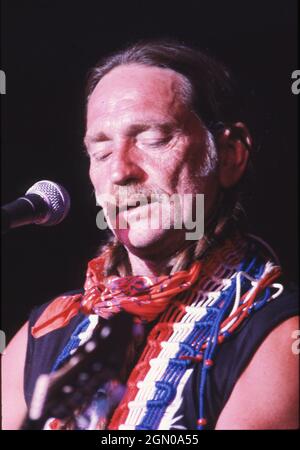 Austin Texas USA, circa anni '80: Il leggendario musicista texano WILLIE NELSON si esibisce ad Austin a metà degli anni '80. ©Bob Daemmrich Foto Stock