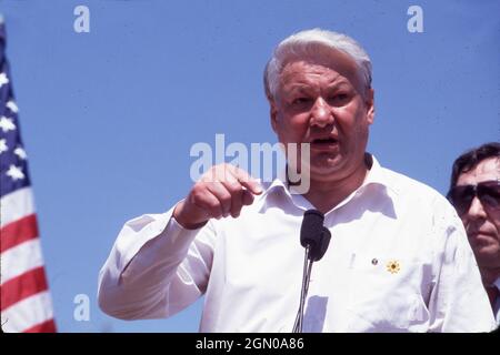 Wichita Kansas USA, 18 giugno 1992: Il presidente russo BORIS YELTSIN parla all'arrivo in una fattoria di grano di 2000 acri vicino Wichita, dove ammirò il raccolto e guidò una mietitrebbia. ©Bob Daemmrich Foto Stock