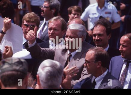 Wichita Kansas USA, 18 giugno 1992: Il presidente russo BORIS YELTSIN e il suo entourage arrivano alla base dell'aeronautica militare McConnell prima di visitare una vicina fattoria di grano. ©Bob Daemmrich Foto Stock