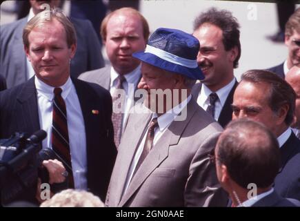 Wichita Kansas USA, 18 giugno 1992: Il presidente russo BORIS YELTSIN e il suo entourage arrivano alla base dell'aeronautica militare McConnell prima di visitare una vicina fattoria di grano. ©Bob Daemmrich Foto Stock