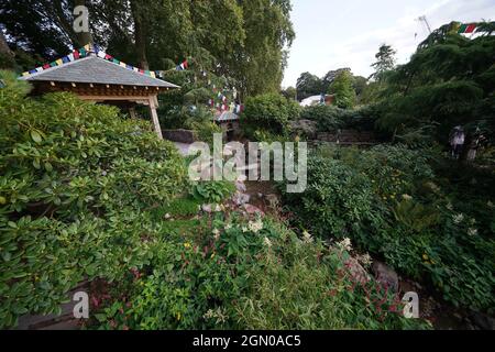 Il giardino del 50° anniversario dei Trailfinders, progettato da Jonathan Snow, che ha vinto il premio Gold in the Show Garden, durante il Chelsea Flower Show di RHS che si tiene presso il Royal Hospital Chelsea, Londra. Data foto: Martedì 21 settembre 2021. Foto Stock