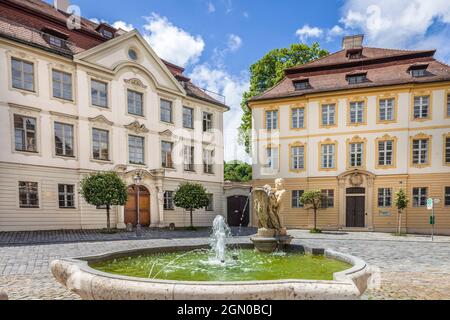 Case storiche e fontane in Residenzplatz a Eichstaett, alta Baviera, Baviera, Germania Foto Stock