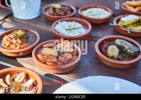 Tapas servite in molti piccoli piatti Foto Stock