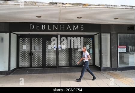 Il magazzino chiuso Debenhams Department a Worthing , West Sussex , Inghilterra , fotografia britannica scattata da Simon Dack Foto Stock