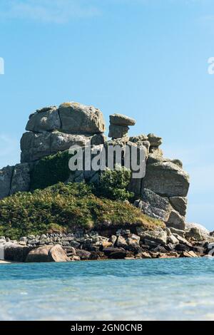 Caricato Camel Rock a Porth Hellick, St Mary's, Isole di Scilly Foto Stock