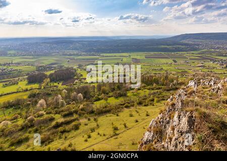 Vista da Walberla vicino a Ebermannstadt al momento della fioritura dei ciliegi nel pomeriggio, alta Franconia, Baviera, Germania Foto Stock