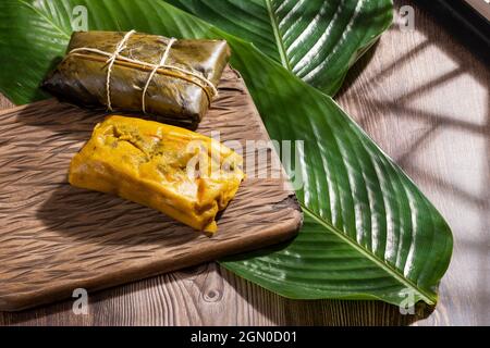 Tamale tipico cibo colombiano avvolto in foglie di Banana Foto Stock