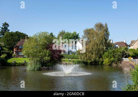Lindfield stagno e fontana vicino Haywards Heath , Sussex , Inghilterra , Regno Unito Foto Stock
