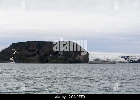 Spedizione nave in mare artico con ghiaccio. Vaso di ricerca bianco. Foto Stock