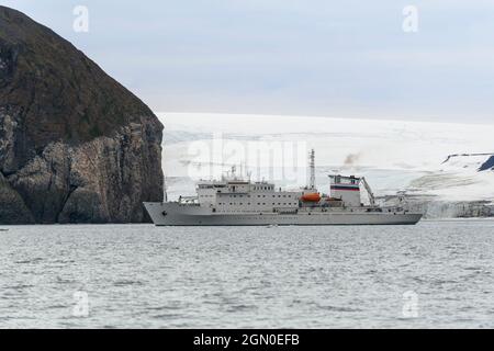 Spedizione nave in mare artico con ghiaccio. Vaso di ricerca bianco. Foto Stock