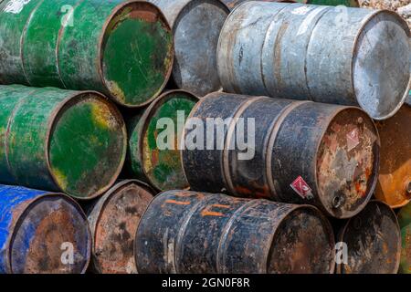 barili di petrolio, barili arrugginiti, barili vecchi martoriati, tamburi di 45 galloni, tamburi di petrolio, fusti di combustibile, contenitori di olio, vecchi barili corrosi, barili malmenati Foto Stock