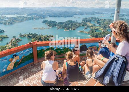 PIEDRA DE PENOL, COLOMBIA - 2 SETTEMBRE 2015: Veduta aerea del lago di Guatape (Penol) dalla roccia di Piedra de Penol in Colombia Foto Stock