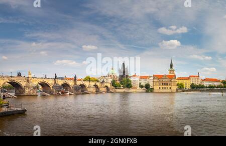 Vista sul lungomare sul fiume Moldava fino al Ponte Carlo e alla Torre del Ponte della Città Vecchia, Praga, repubblica Ceca Foto Stock