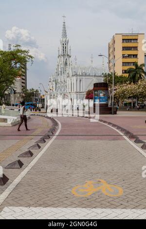 CALI, COLOMBIA - 9 SETTEMBRE 2015: Zona pedonale e chiesa di Iglesia de la Ermita a Cali. Foto Stock