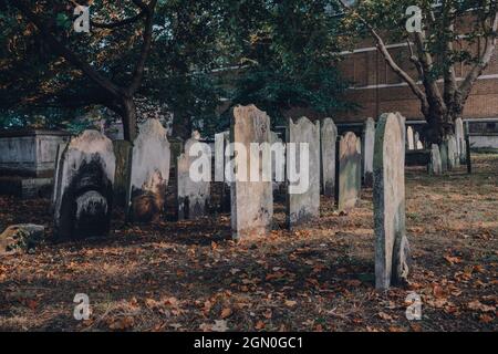 Londra, UK - 03 settembre 2021: Lapidi su Bunhill Fields, un ex sepoltura nel centro di Londra, nel London Borough di Islington, Just nort Foto Stock