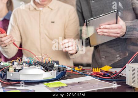 un team di ingegneri che lavorano su un nuovo prototipo Foto Stock