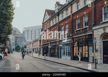 Londra, UK - 03 settembre 2021: L'esterno di Spitalfields Market, uno dei più bei centri commerciali vittoriani sopravvissuti a Londra con bancarelle che offrono fa Foto Stock