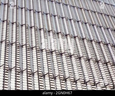 Immagine ravvicinata della facciata dell'edificio moderno, sfondo architettonico. Foto Stock