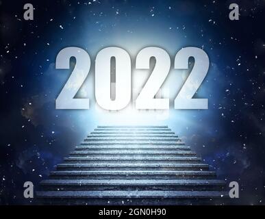 I gradini della piramide che portano all'iscrizione 2022. Foto Stock