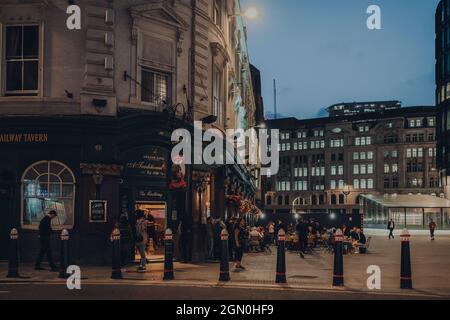 Londra, UK - 03 settembre 2021: Vista del Railway Tavern pub, un pub inglese tradizionale vicino alla stazione di Liverpool Street e popolare con la loca Foto Stock