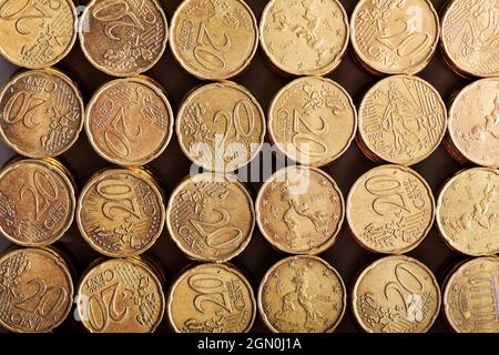 Vista dall'alto di un mazzo di monete da 20 centesimi di euro disposte in pile in file Foto Stock