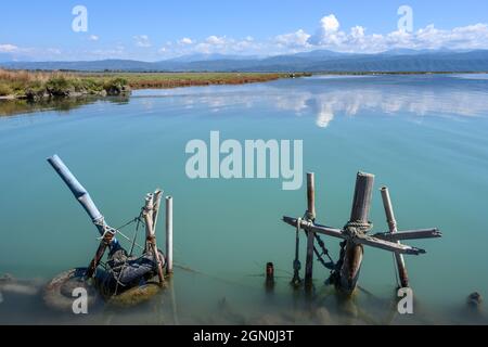 Vecchi posti di ormeggio barche nel Golfo Ambraciano a Platanaki vicino Neohori sul lato nord del golfo, comune di Arta, Epiro, Grecia. Foto Stock