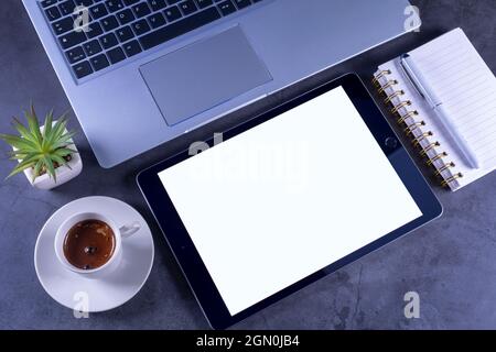 Galati, Romania, 31 marzo 2021: - Apple rilascia il nuovo iPad di ottava generazione con il potente chip bionico A12, il supporto per Apple Pencil e la Smart Key Foto Stock