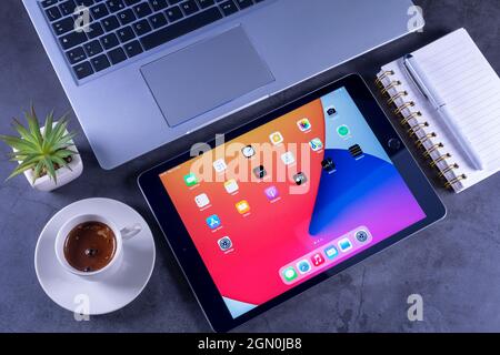 Galati, Romania, 31 marzo 2021: - Apple rilascia il nuovo iPad di ottava generazione con il potente chip bionico A12, il supporto per Apple Pencil e la Smart Key Foto Stock