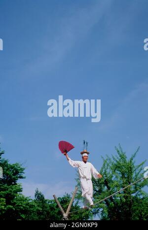 Corea del Sud. Suwon. Ballerino a fune serrata maschio. Foto Stock