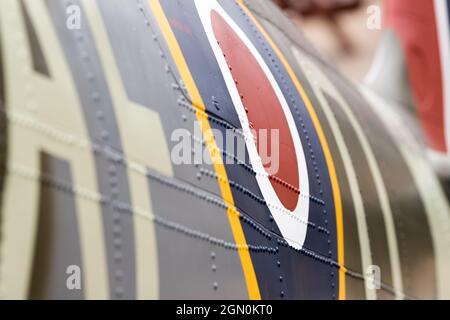 Primo piano della sezione circolare di marcature di vernice Royal Airforce su una fusoliera di velivolo Foto Stock