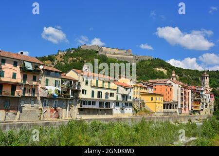 Gavi,Alessandria,Piemonte,Italia. Una vista sul villaggio di Gavi, famoso per i suoi vini rinomati, e il suo Forte da un ponte sul torrente Lemme. Foto Stock