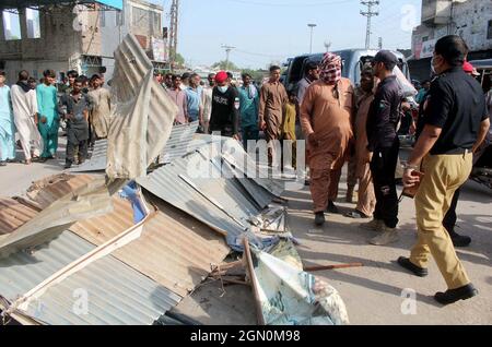 Hyderabad, Pakistan. 21 settembre 2021. I commercianti, i negozianti e i residenti hanno bloccato la strada, bruciano le gomme e si confrontano con la guida anti-incrostazione contro l'incrostazione illegale, poichè stanno tenendo la dimostrazione di protesta contro la guida anti-incrostazione, durante la guida sotto la supervisione della Hyderabad Municipal Corporation (HMC), situata sulla base di arresto dell'autobus di Badin a Hyderabad martedì 21 settembre 2021. Credit: Sajjad Zaidi/PPI Images/Alamy Live News Foto Stock