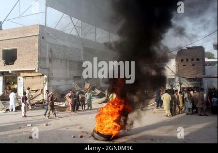 Hyderabad, Pakistan. 21 settembre 2021. I commercianti, i negozianti e i residenti hanno bloccato la strada, bruciano le gomme e si confrontano con la guida anti-incrostazione contro l'incrostazione illegale, poichè stanno tenendo la dimostrazione di protesta contro la guida anti-incrostazione, durante la guida sotto la supervisione della Hyderabad Municipal Corporation (HMC), situata sulla base di arresto dell'autobus di Badin a Hyderabad martedì 21 settembre 2021. Credit: Sajjad Zaidi/PPI Images/Alamy Live News Foto Stock