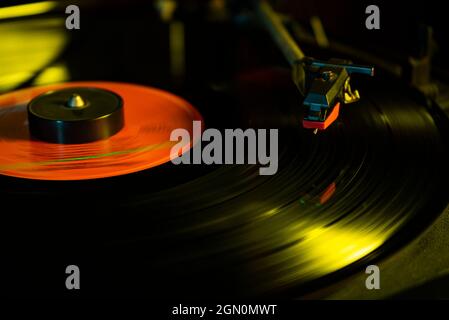 Giradischi con dettagli in vinile in condizioni di scarsa illuminazione Foto Stock