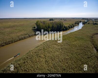 Vista aerea di escursioni in motoscafo nelle zone umide del Delta del Volga, vicino Karalat, distretto di Ostrakhan, Russia, Europa Foto Stock