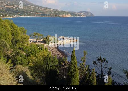 Vista sul porto di Pessada e sulla costa occidentale dell'isola di Cefalonia, Isole IONIE, Grecia Foto Stock