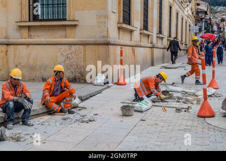 BOGOTÀ, COLOMBIA - 24 SETTEMBRE 2015: Asfaltatrici che lavorano su una nuova zona pedonale in via Carrera 7 a Bogotà, capitale della Colombia. Foto Stock