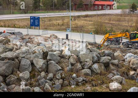 Vista ravvicinata dei lavori di costruzione su terreni rocciosi. Enkoping. Svezia. Foto Stock