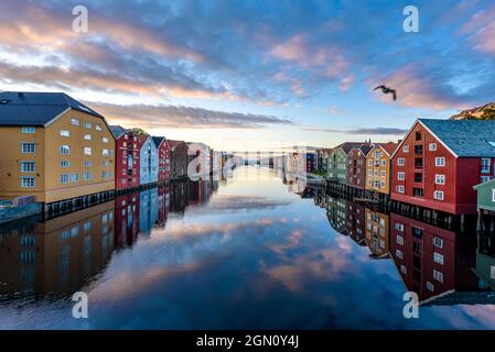 Vecchi magazzini lungo il Nidelva , Trondheim, Norvegia Foto Stock