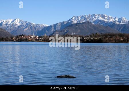 Lago e alpi italiane in una perfetta scena invernale Foto Stock